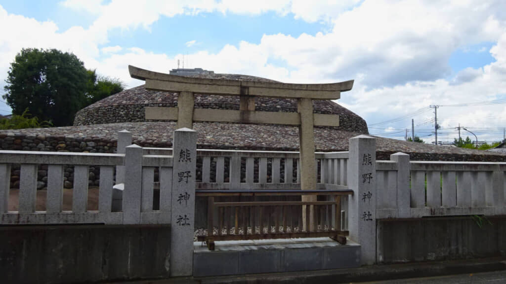 鳥居の背後にある物体はいったい?