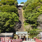 石段が長い寺社は多いが、ここまで遠目に壁のように見える急な階段はかなり珍しい　須賀神社／佐賀県小城市