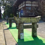 無理なようで意外と通れるミニ鳥居！　小さすぎる鳥居くぐりにチャレンジしてみた　淡島神社／長崎県雲仙市