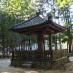 「妖怪からかさ小僧」のような建築が…昼でも薄暗い場所に建つ　傘堂／奈良県葛城市