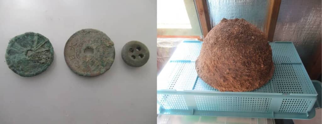 遺留品の銭貨、ボタン、鉄カブト