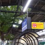 電車のホームをご神木が突っ切る！？　日本で一番、交通安全にご利益があるかも　萱島神社／大阪府寝屋川市