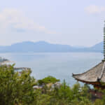 日光東照宮×平等院鳳凰堂＝地中海！？　有名建築の「オールスター」みたいな寺院が広島県にあった！