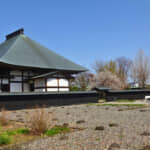 ミイラ化したお寺がある！？　廃寺後に立派な本堂と門が復活！「でもお寺ではない…」