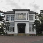 明治天皇が騎兵の訓練を見学した建物が、いまは「空挺館」と名前を変えて陸自精鋭部隊の敷地内に残る