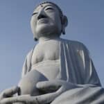 車窓から見えるあの「大仏」はいったい！？　夢のお告げにより戦後に造立された町のシンボルを求めて